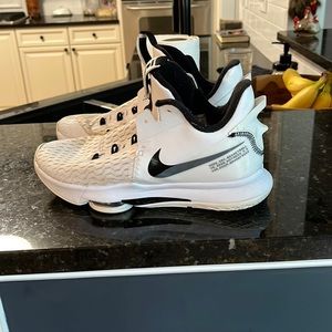 Lebron Witness V5 White/Black